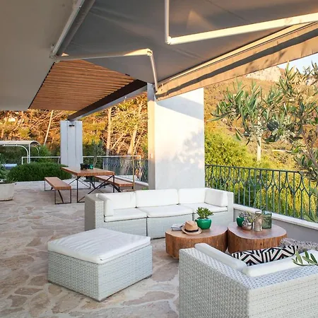 Sleeps 8 With Pool Air Con And Wifi *