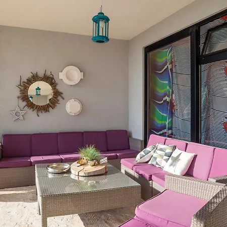 Sleeps 8 With Pool Air Con And Wifi * Kotisina