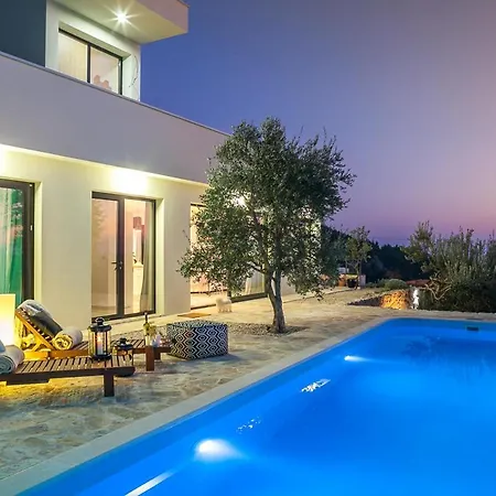 Sleeps 8 With Pool Air Con And Wifi 빌라