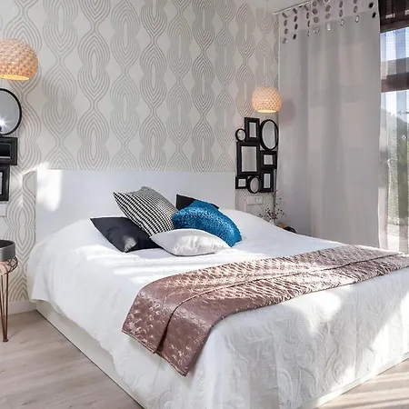 Sleeps 8 With Pool Air Con And Wifi