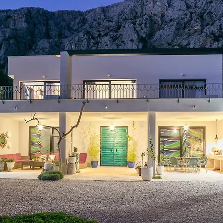 빌라 Sleeps 8 With Pool Air Con And Wifi Kotisina