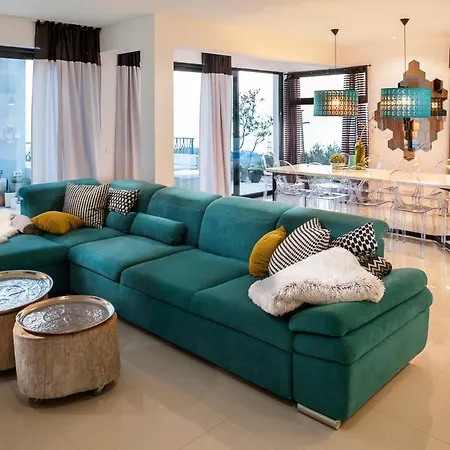 Sleeps 8 With Pool Air Con And Wifi 빌라 *