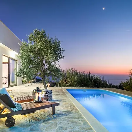 Sleeps 8 With Pool Air Con And Wifi 빌라 *