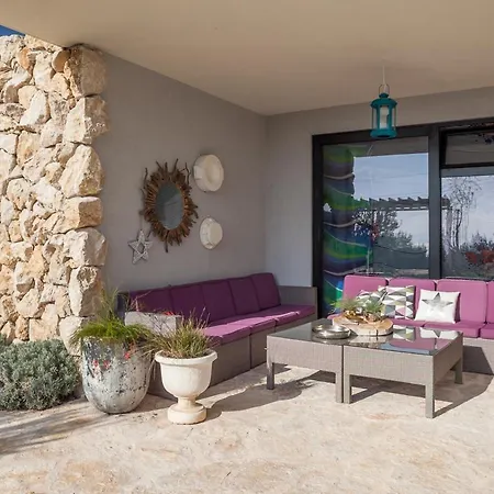 빌라 Sleeps 8 With Pool Air Con And Wifi Kotisina
