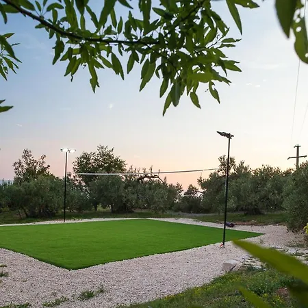 Sleeps 8 With Pool Air Con And Wifi *