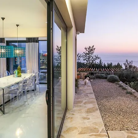 Sleeps 8 With Pool Air Con And Wifi * Kotisina