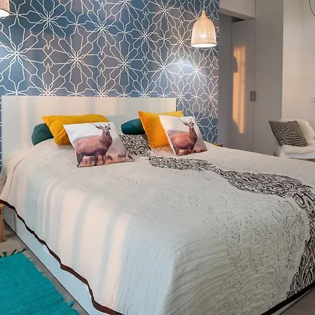 빌라 Sleeps 8 With Pool Air Con And Wifi Kotisina